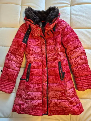 데시구알 퍼 달린 빨간색 다운 자켓