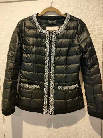 비쥬 장식 블랙 다운 자켓