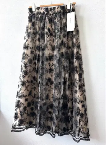 [ 택 포함 새상품 ] 미라 오웬 개더 플레어 플로럴 자수 스커트