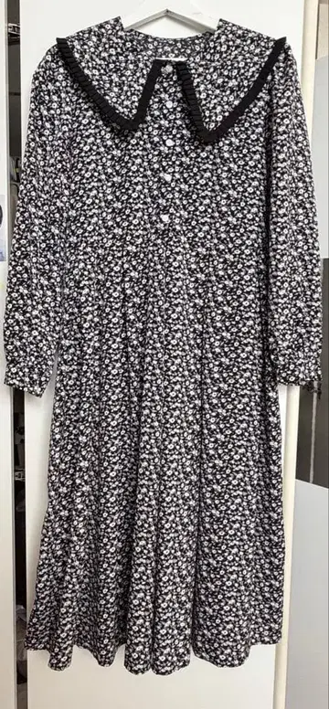 카라 부착 원피스 / 꽃무늬 / 블랙 컬러 / 거의 미사용