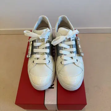 RV 스톤 장식 화이트 스니커즈