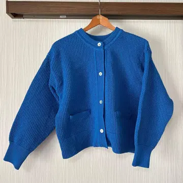 파란색 니트 가디건 버튼 포함