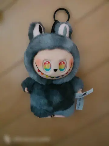 토끼 귀 달린 그레이 봉제 인형 마스코트