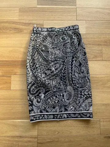 레오나르 LEONARD 올 패턴 모노톤 타이트 스커트