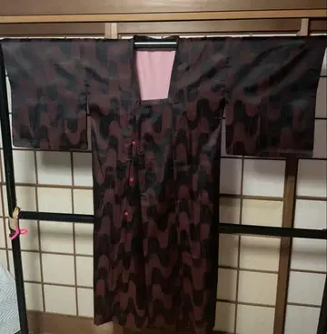 빨간색과 검은색의 레인 코트 1216