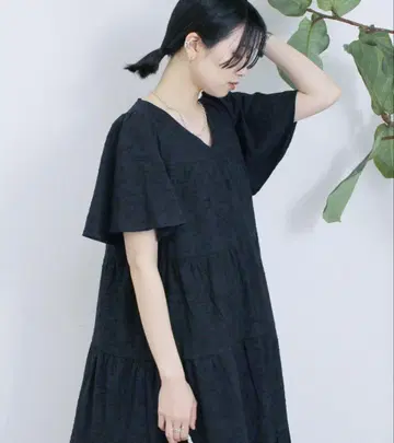 새상품 사만다 모스모스 블루 꽃 자카드 티어드 원피스 블랙