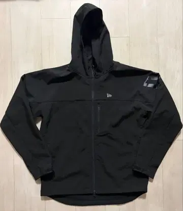 뉴에라 쉘 자켓 플래그 로고 L 블랙