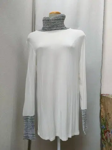 스페치오 화이트 하이넥 플리츠 상의