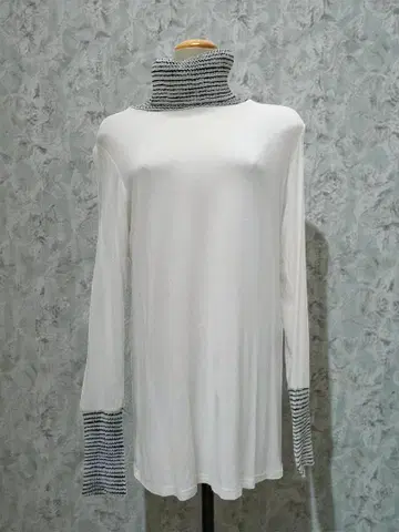 스페치오 화이트 하이넥 플리츠 상의