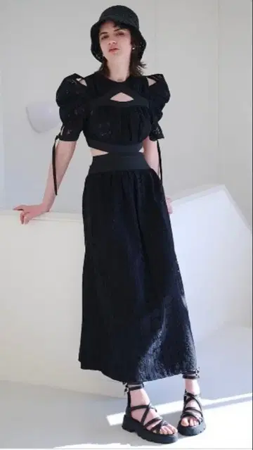 [새상품급] SNIDEL 스위칭 데콜테 오픈 원피스 블랙