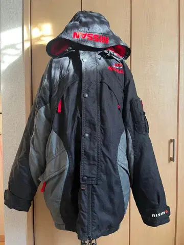 NISSAN E860 후드 부착 자켓 블랙/레드