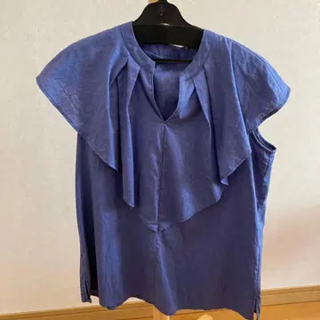 프릴 달린 파란색 슬리브리스 셔츠