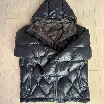 블랙 다운 자켓 후드 부착