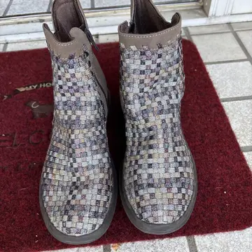 밴딩 밴딩 뜨개질 디자인의 브라운 숏부츠