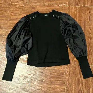 [ 새상품급 ] PAMEO POSE 블랙 퍼프 슬리브 니트 F