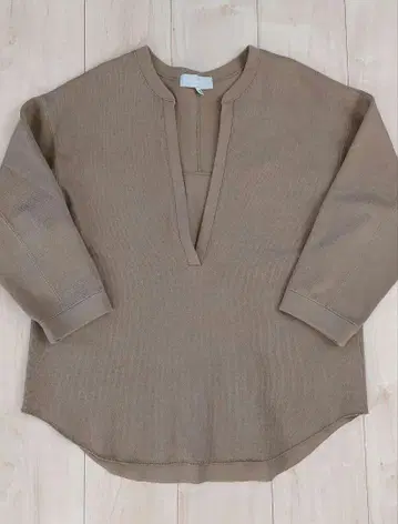 새상품급 일본제 Audrey and John Wad 브라운 면 V넥