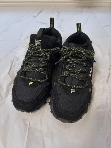 FILA 블랙/그린 스니커즈 23.5