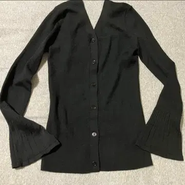 2way 알아바일 블랙 V넥 플레어 소매 스웨터 새상품급