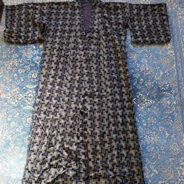 블랙과 파랑의 기하학 패턴 기모노