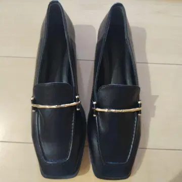 블랙 로퍼 골드 금장 장식 포함