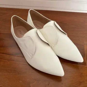 마미안 화이트 스틸레토 플랫슈즈 24.5