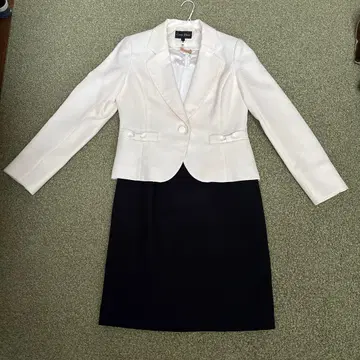 화이트 자켓 네이비 스커트 세트 9호