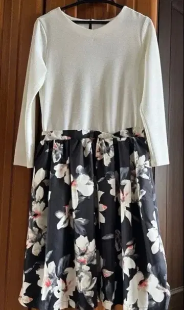 미사용품 펠리시모 긴팔 탑과 플라워 프린트 스커트의 도킹 원피스