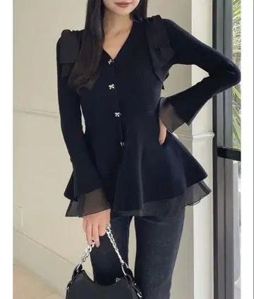 dazzlin 프릴 블랙 니트 숄더 리본 니트 튜닉