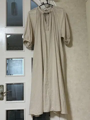 리본 포함 베이지 롱 원피스