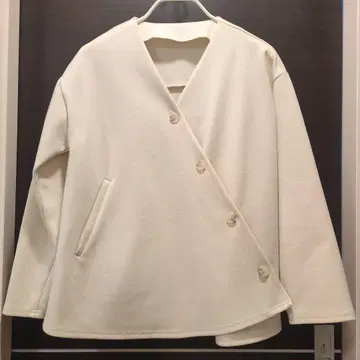 화이트 노카라 자켓 사이드 포켓 포함