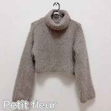 Petit fleur 크롭 기장 터틀넥 니트