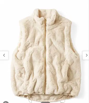 퍼 소재 크림색 집업 베스트