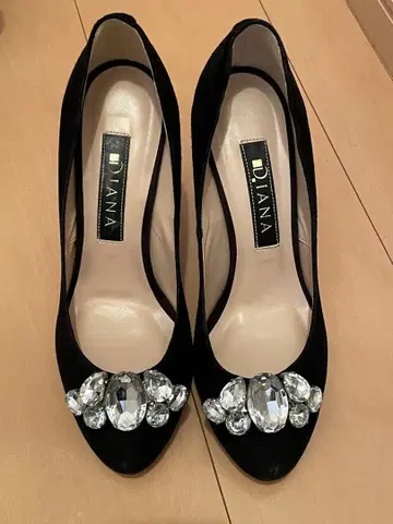 DIANA 블랙 스웨이드 하이힐 비쥬