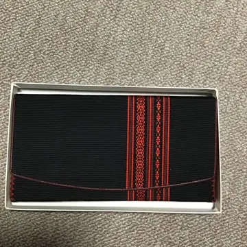 엘레강트한 블랙과 레드 색상의 회지갑