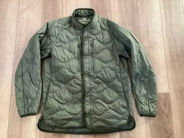 유니클로 화이트 마운티니어링 다운 올리브 남성용