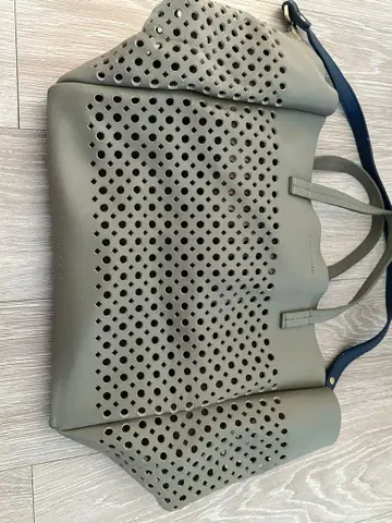 허브 팬 펀칭 디자인 토트백