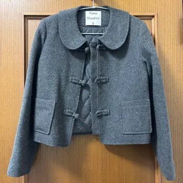 Fano Studios 라운드 칼라 울 숏코트