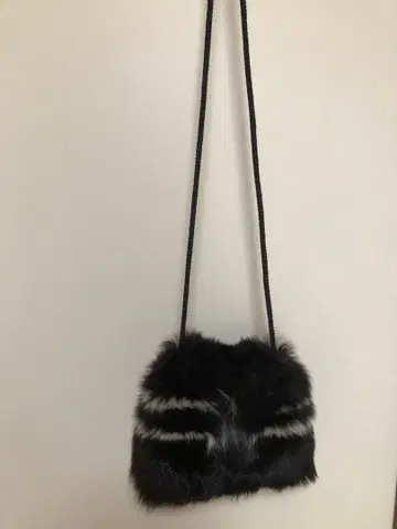 퍼 숄더백 블랙과 화이트 스트라이프