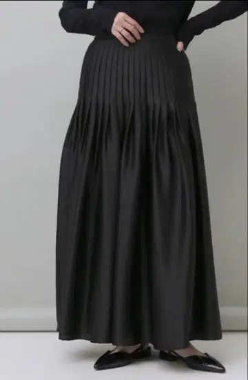 아파트바이 턱 플리츠 스커트 블랙