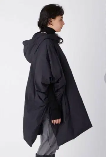 미라 오웬 사이드 리본 다운 판초 블랙