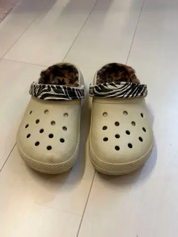Crocs 퍼 달린 제브라 패턴 사보 샌들 22cm