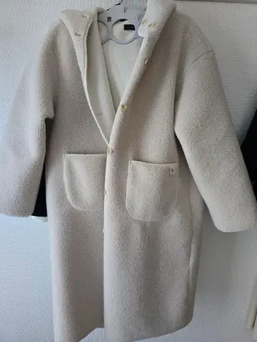 후드 부착 크림색 롱 코트