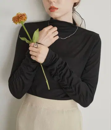 히나리 개더 하이넥 시어 탑 블랙