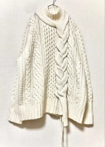 사카이 비대칭 꼬임 케이블 울 하이넥 니트 스웨터