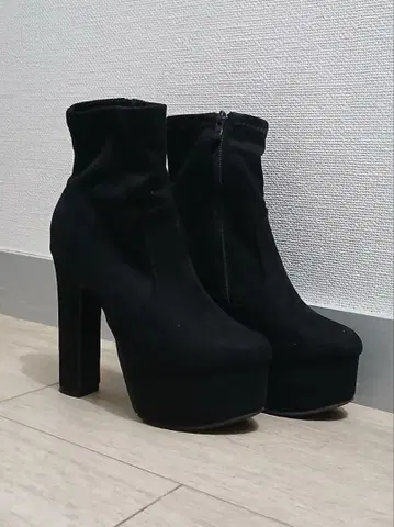 블랙 스웨이드 하이힐 부츠