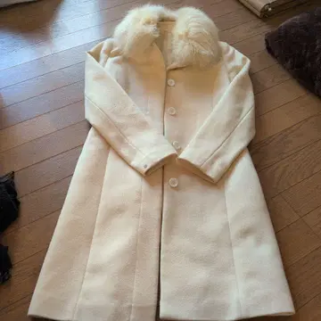 크림색 퍼가 달린 롱 코트 mitsumine