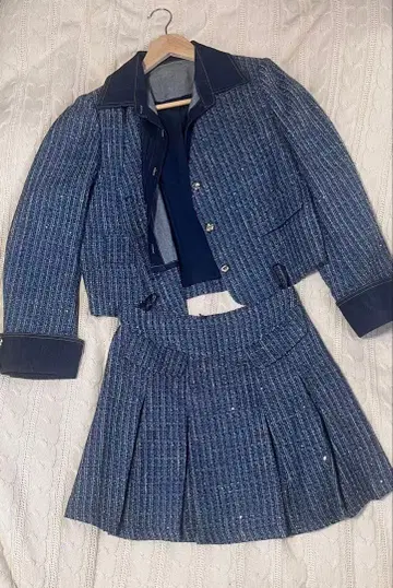 파란 트위드 자켓과 스커트 셋업