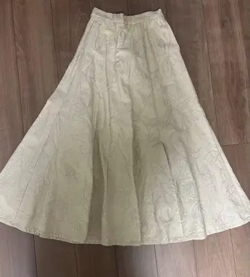 AMERI 아이보리 꽃무늬 자수 플레어 롱 스커트