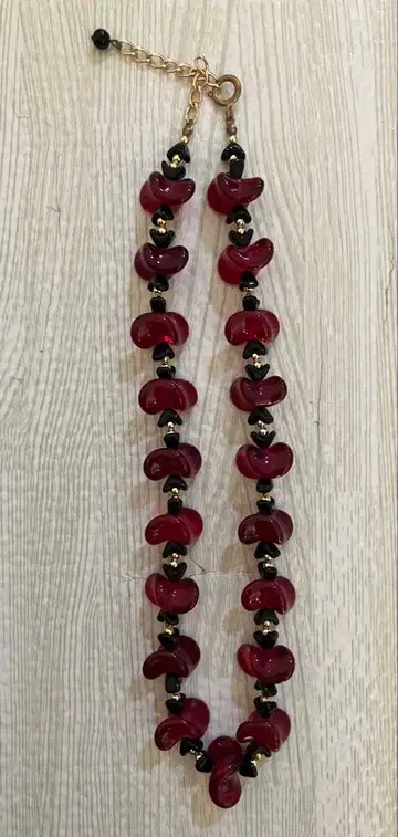 빨간색 유리 비즈 목걸이
