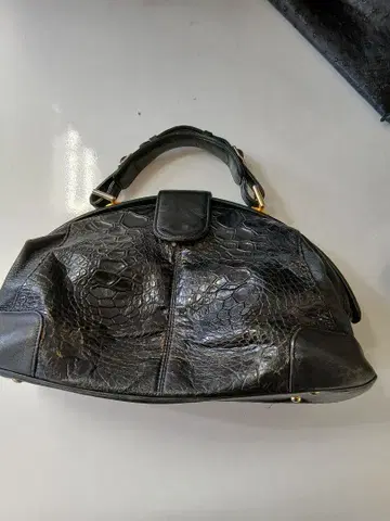 블랙 가죽 핸드백 크로커다일풍